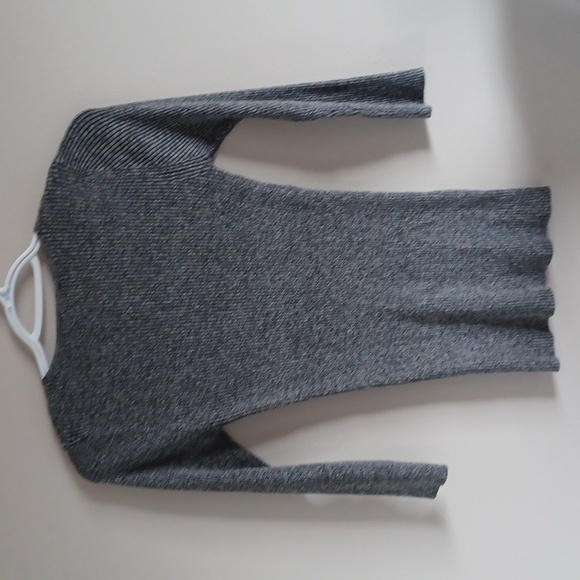 Le chateau 3/4 sleeve top - Picture 3 of 3